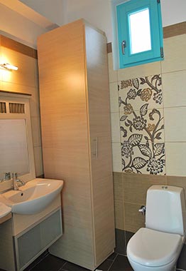 Ευρύχωρο μπάνιο στο διαμέρισμα του Kampos Home στη Σίφνο
