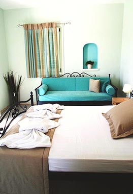 Υπνοδωμάτιο με διπλό μεταλλικό κρεβάτι και καναπέ