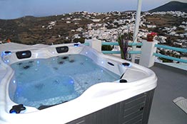 The jacuzzi at Kampos Home