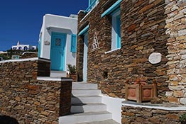 The entrance at the reception of Kampos Home at Sifnos