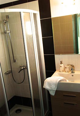Ευρύχωρο μπάνιο στο δωμάτιο στο Kampos Home στη Σίφνο